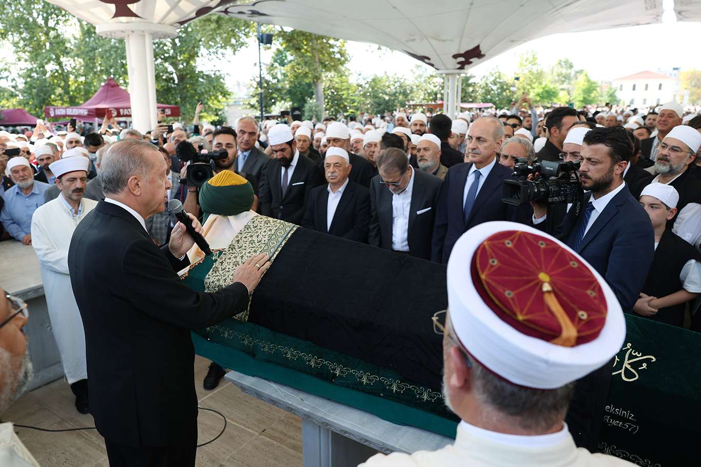 Ömer Tuğrul İnançer son yolculuğuna uğurlandı Ömer Tuğrul İnançer son yolculuğuna uğurlandı